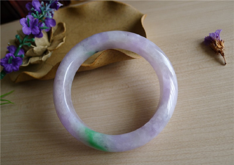 Bạch ngọc ánh tím sang trọng và huyền bí