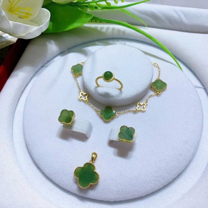 Bộ trang sức ngọc phối kim loại quý phong cách quiet luxury