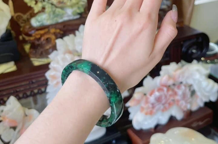 Vòng ngọc bản vuông - biểu tượng của sự ổn định, bình an và thuận lợi